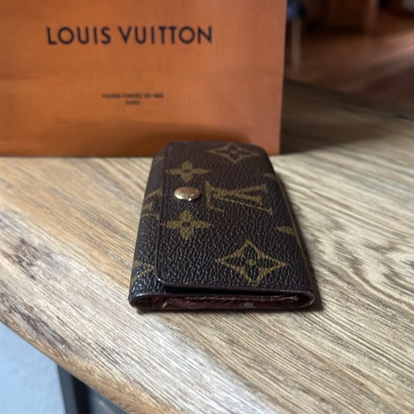 Authentic Louis Vuitton Monogram 4 Ring Key Case - Picture 7 of 16